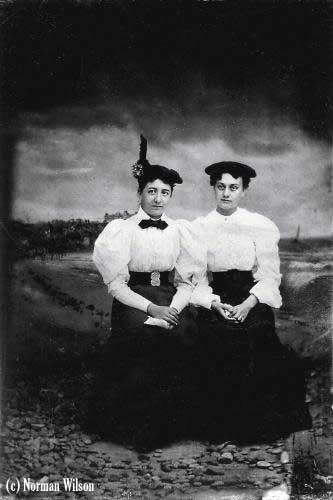 1900 women posing in studio / Brentwood Historical Society Photo